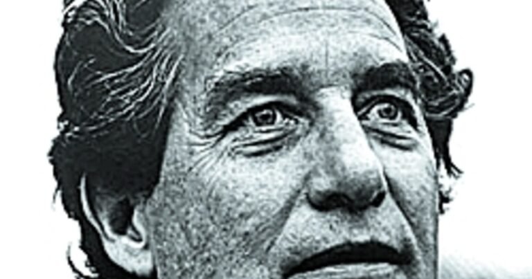 Una poderosa frase de Octavio Paz: "Amar es combatir, si dos se besan el mundo cambia"