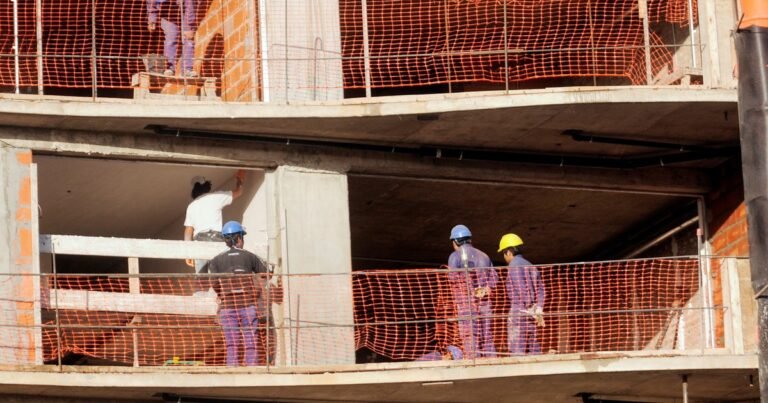 Blanqueo laboral: el plan que reglamentó el Gobierno para regularizar trabajadores y sus beneficios