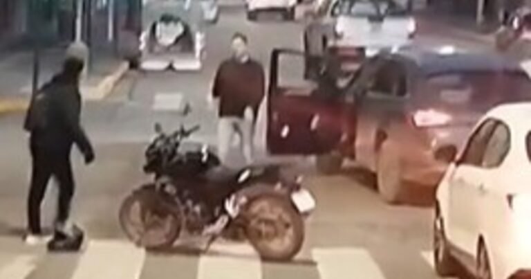 Insólito choque en Neuquén: un conductor se bajó de su auto sin poner el freno de mano para pelear con un motociclista y embistió al coche de atrás