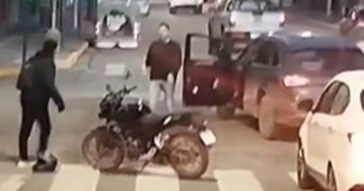 Insólito choque en Neuquén: un conductor se bajó de su auto sin poner el freno de mano para pelear con un motociclista y embistió al coche de atrás