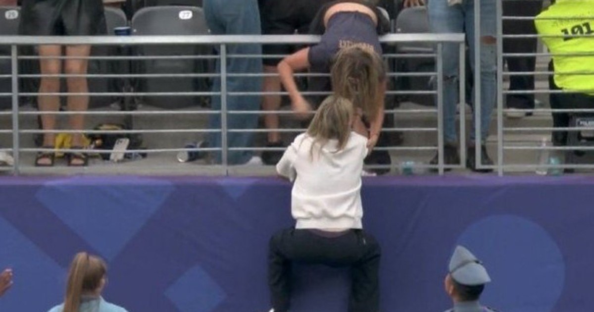 El desaforado festejo de Beccacece en el gol que le dio la clasificación a Ecuador: se trepó a la tribuna para abrazarse con su familia