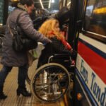Los discapacitados podrán viajar gratis con la tarjeta SUBE y sin certificado en trenes y colectivos: a partir de cuándo regirá el beneficio