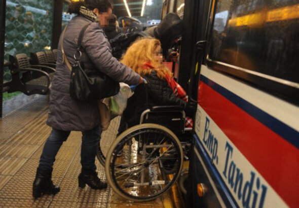 Los discapacitados podrán viajar gratis con la tarjeta SUBE y sin certificado en trenes y colectivos: a partir de cuándo regirá el beneficio