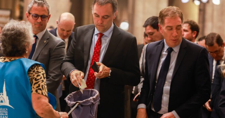 El Gobierno oficializó la salida de Manuel Adorni y designó a Diego Santilli como jefe de Gabinete