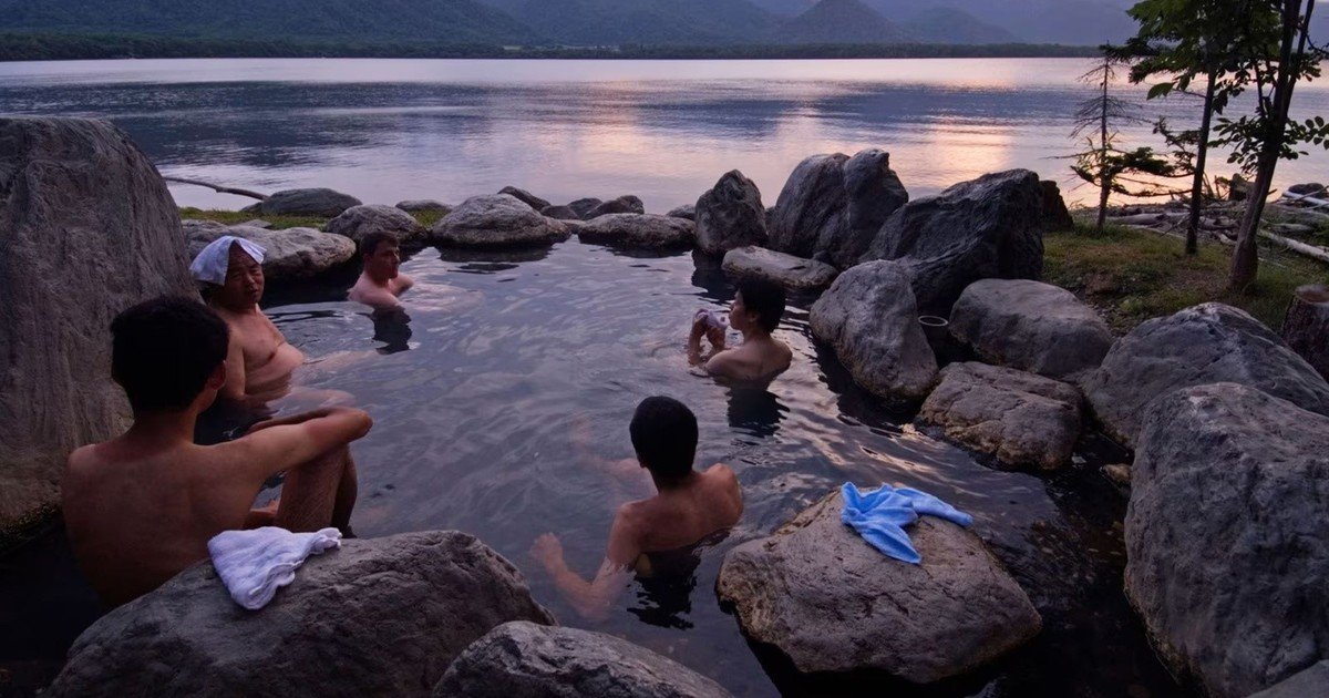 Desnudez obligatoria y tatuajes prohibidos: las reglas que sorprenden a quienes visitan las termas de Japón