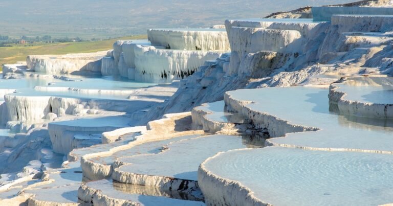 Aguas cálidas, historia y un castillo de algodón: por qué Pamukkale es un destino que sorprende en Turquía (y el problema del turismo masivo)