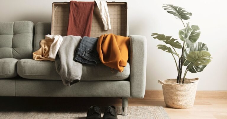 La psicología dice que las personas que acumulan ropa en una silla tienen dificultad para cerrar pequeñas decisiones: no se trata de algo grave, sino de un reflejo cotidiano de cómo gestionamos la ambigüedad cuando lo que no está completamente resuelto queda flotando en el limbo