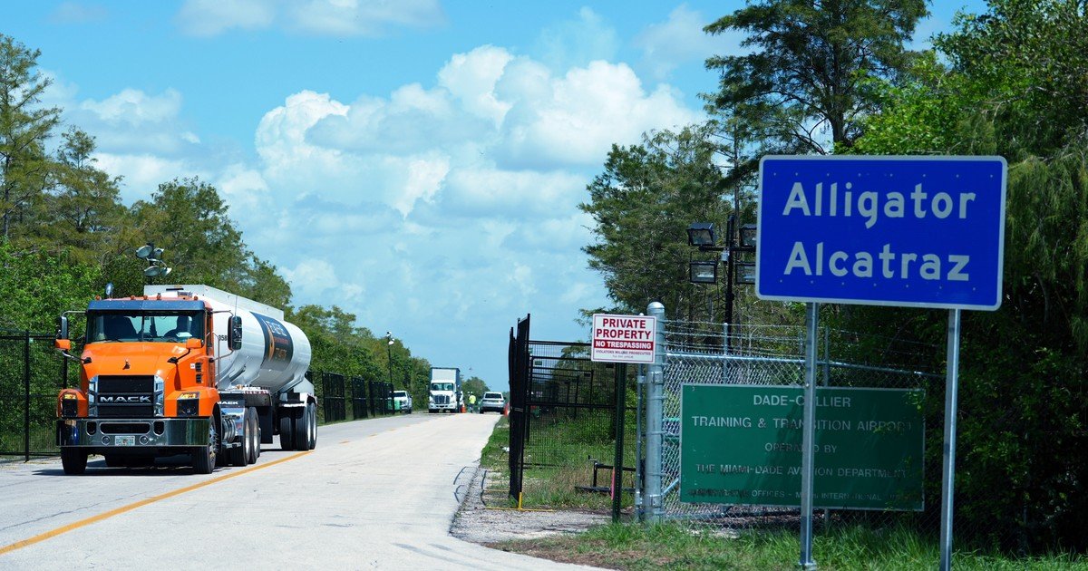 Florida traslada a todos los detenidos del polémico centro migratorio “Alligator Alcatraz” por la temporada de huracanes en los Everglades