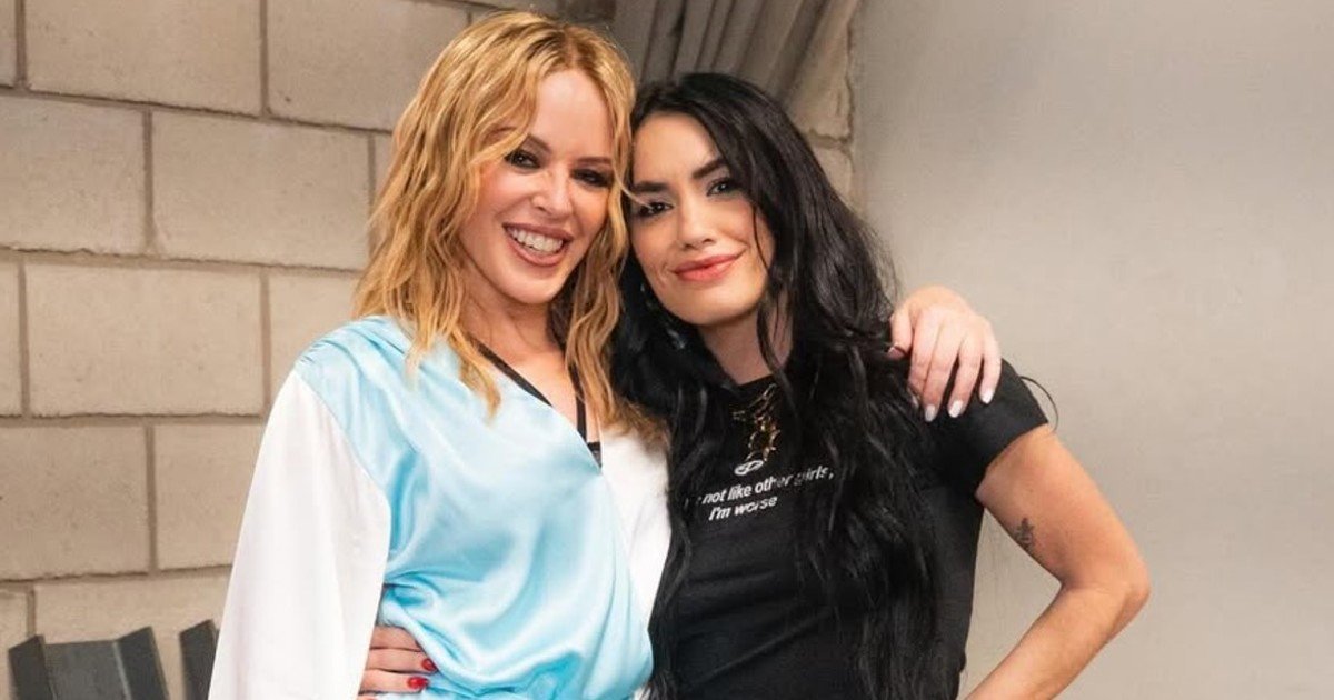 Kylie Minogue llegó al país y alimenta el rumor de que estará en los shows de Lali en River: un grupo de fans la filmó en la puerta del hotel