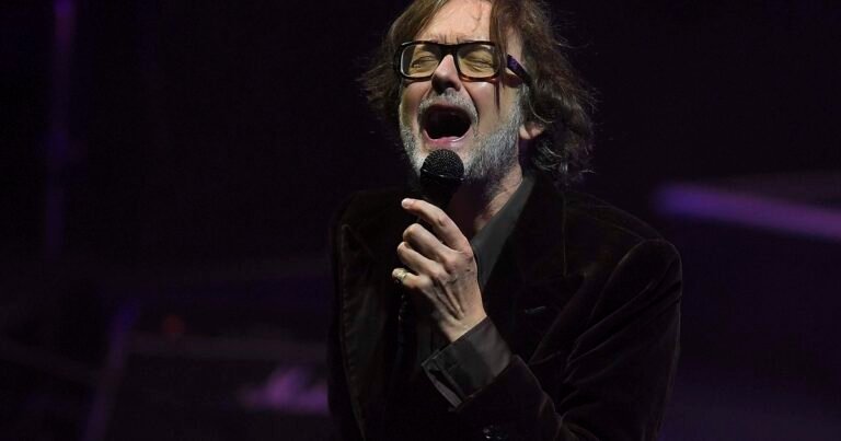 Jarvis Cocker, líder de Pulp: "La fama es como la pornografía: toma algo increíble y lo degrada"; este jueves toca en Buenos Aires y su libro cuenta todo lo que nunca dijo