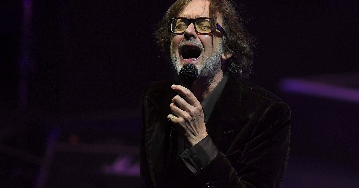 Jarvis Cocker, líder de Pulp: "La fama es como la pornografía: toma algo increíble y lo degrada"; este jueves toca en Buenos Aires y su libro cuenta todo lo que nunca dijo
