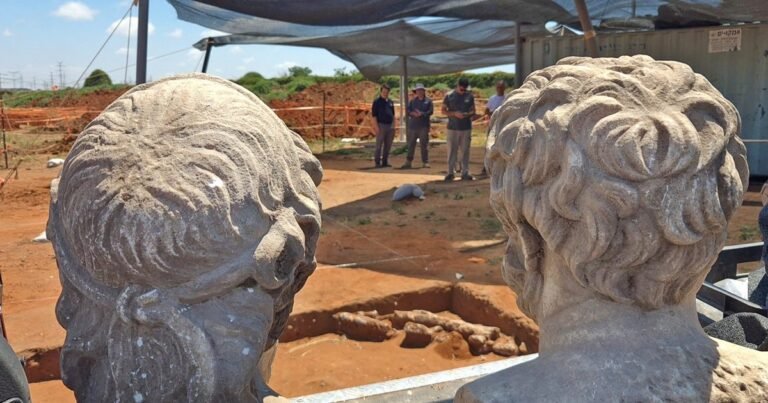 Llevaban siglos enterrados en Israel: descubren dos impresionantes bustos de mármol de la era romana