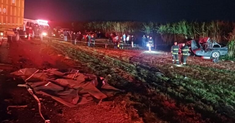 Chocó una camioneta contra el acoplado de un camión: murieron una pareja y su hijo de 9 años