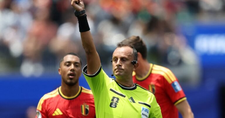 Darío Herrera y un buen debut mundialista: acertó en la expulsión, aplicó la ley de los ocho segundos y no tuvo sobresaltos