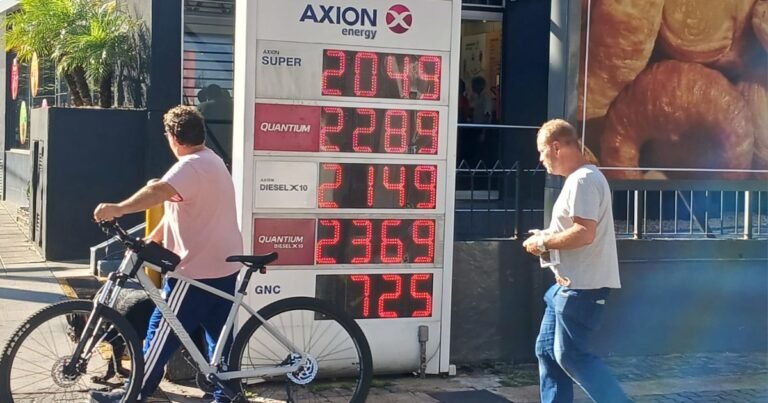 Impuesto a los combustibles: el Gobierno postergó otra vez la suba en medio del aumento del transporte público