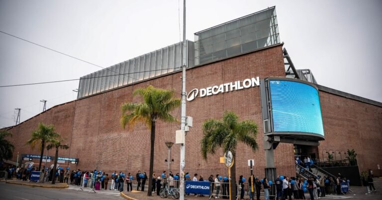 Furor por las marcas que llegan a la Argentina: qué hay detrás de las largas filas y los acampes en las aperturas