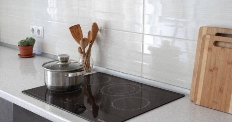 Los expertos coinciden: cómo limpiar una cocina de vitrocerámica y eliminar la suciedad incrustada