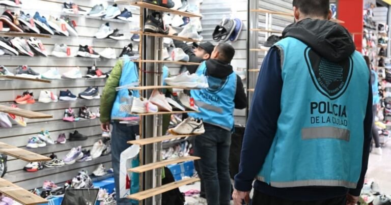 Un operativo sobre 12 locales terminó en el secuestro de 2.700 pares de zapatillas valuadas en $162 millones que habían ingresado por contrabando