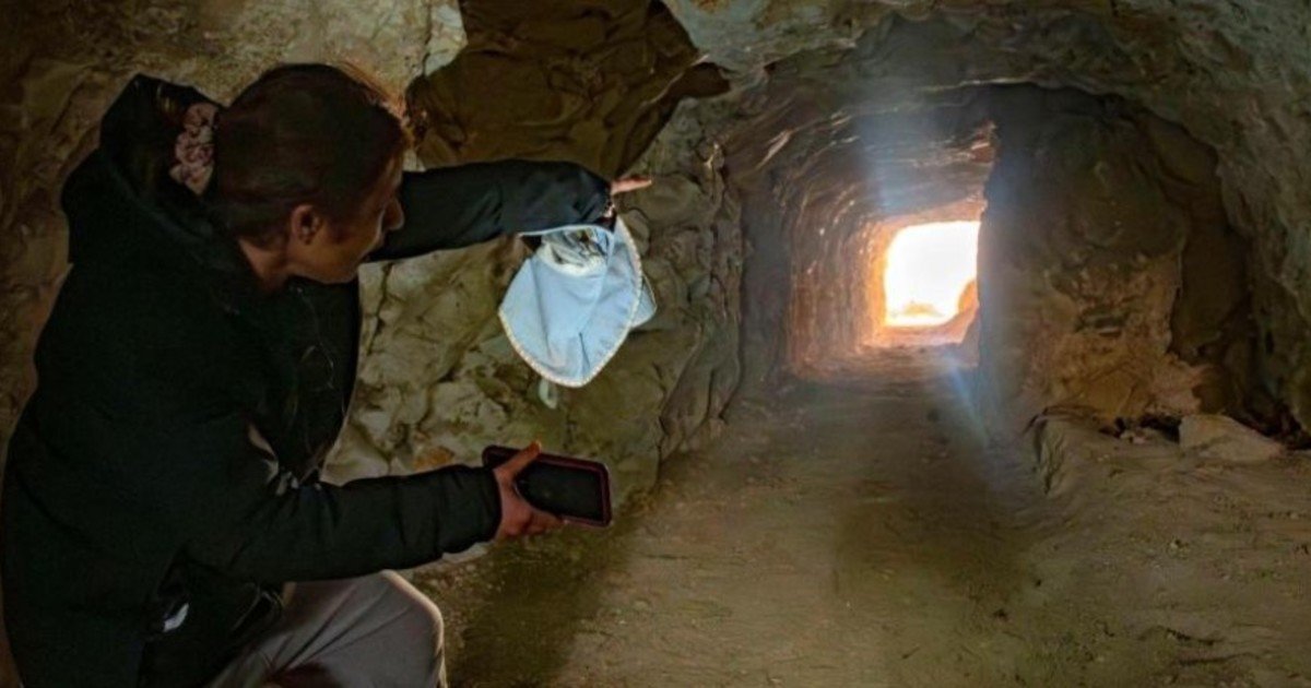 Arqueólogos descubren un misterioso e impresionante túnel antiguo abierto en la roca