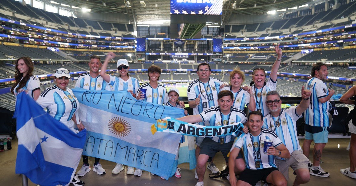 Dallas tuvo un clima distinto: miles de argentinos, pero más relajados y con la misión de conseguir entradas para el partido en Miami