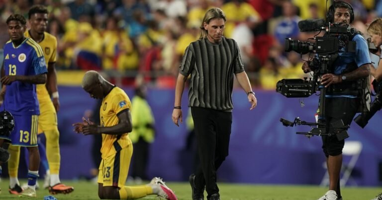 "¡Fuera Beccacece!": la furia de los hinchas de Ecuador contra el DT tras el empate ante Curazao y su arenga