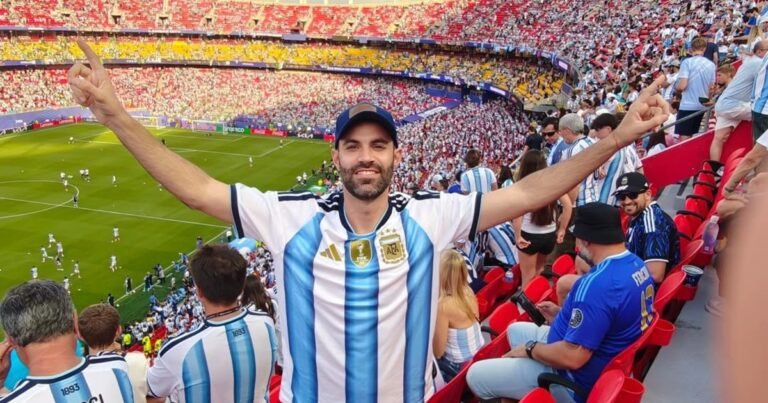 La historia de Nacho Juliano, el cronista que pudo ver la exhibición de Messi en el estadio gracias a Yanina Latorre