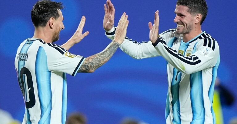 De Paul sobre Messi: "Leo está disfrutando, ya no carga esa mochila que tanto tiempo llevó"