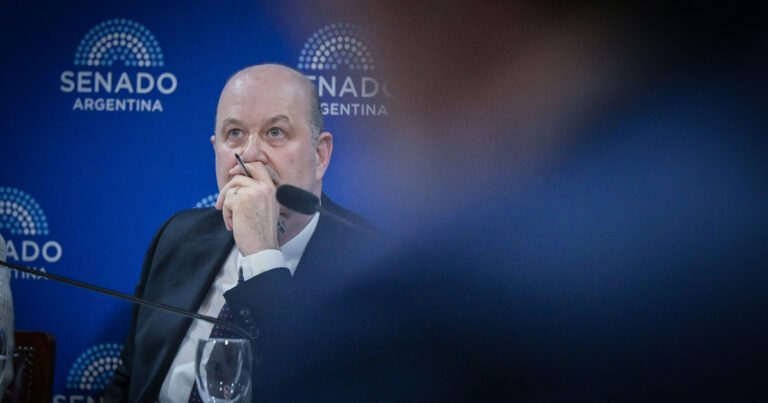 Sturzenegger pidió a las pymes que busquen fondeo en el mercado y vaticinó: "Ahorrar en dólares va a ser mal negocio"