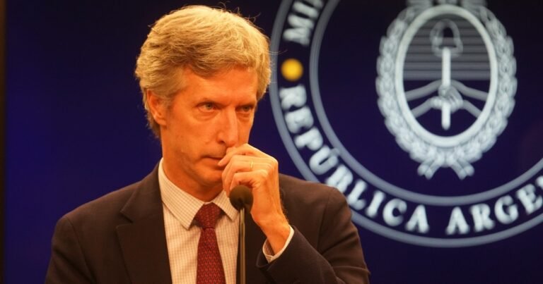 A Bausili le salen dólares por las orejas, y el regreso a los mercados se ve más cerca