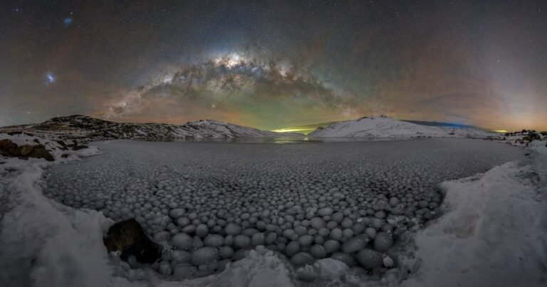 Esferas de hielo y un cielo mágico: la espectacular foto de un fenómeno único que se vivió en un rincón de la Patagonia