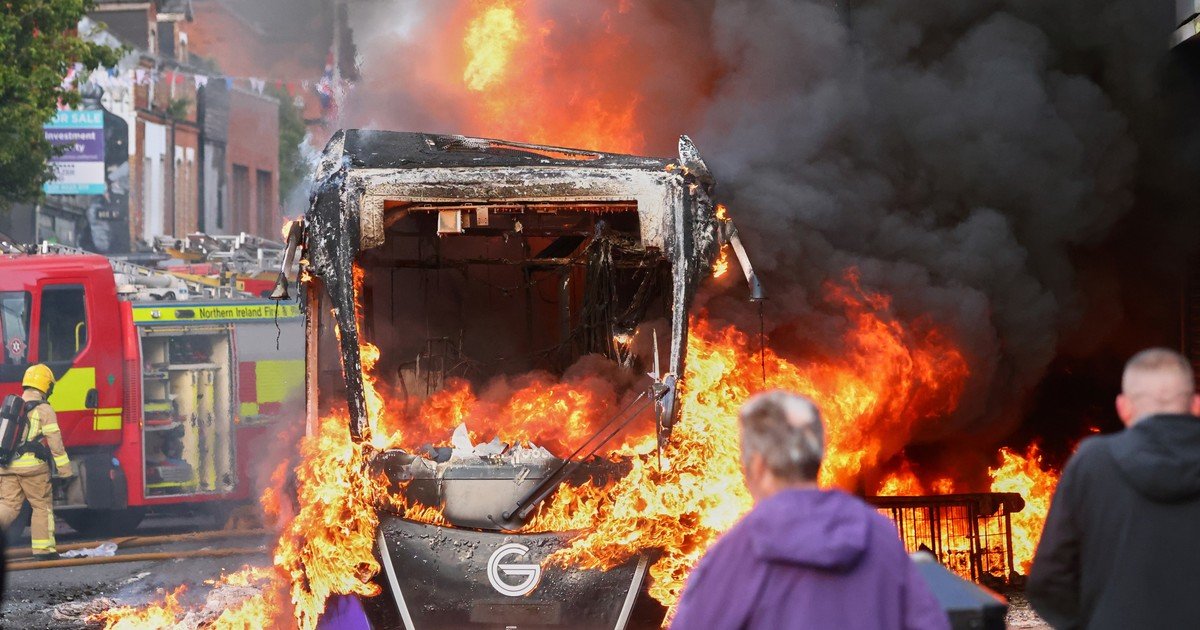 Violencia en Belfast: incendian vehículos y bloquean calles en protesta por un brutal ataque con un cuchillo
