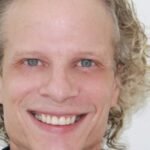 Don Grant, psicólogo: "Hay que estar alerta porque a diferencia de otros factores de riesgo de la crianza visibles, como la salud mental o el uso de sustancias, el abuso del celular por parte de los padres no es tan visible"