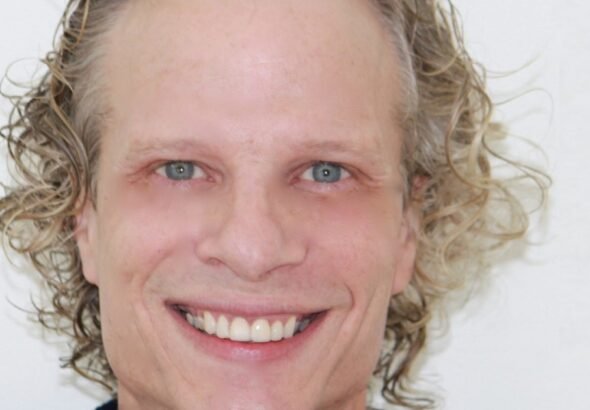 Don Grant, psicólogo: "Hay que estar alerta porque a diferencia de otros factores de riesgo de la crianza visibles, como la salud mental o el uso de sustancias, el abuso del celular por parte de los padres no es tan visible"