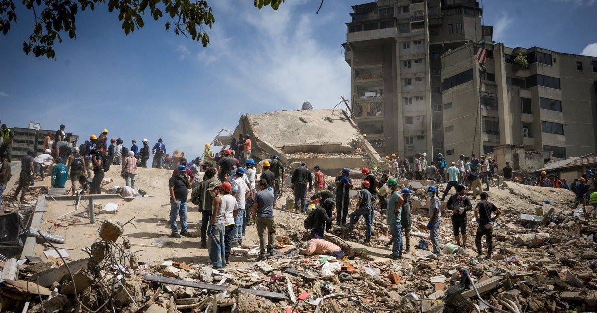 Los venezolanos buscan a sus víctimas entre los escombros: “Lo que nos faltaba”, dicen con resignación en Caracas