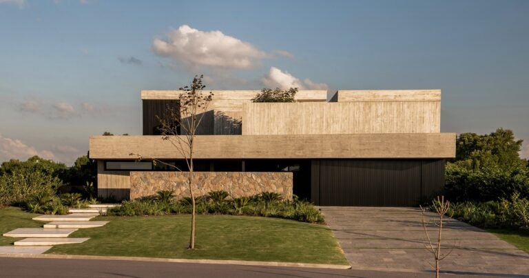 Una vivienda que funciona como un refugio moderno en armonía con el entorno