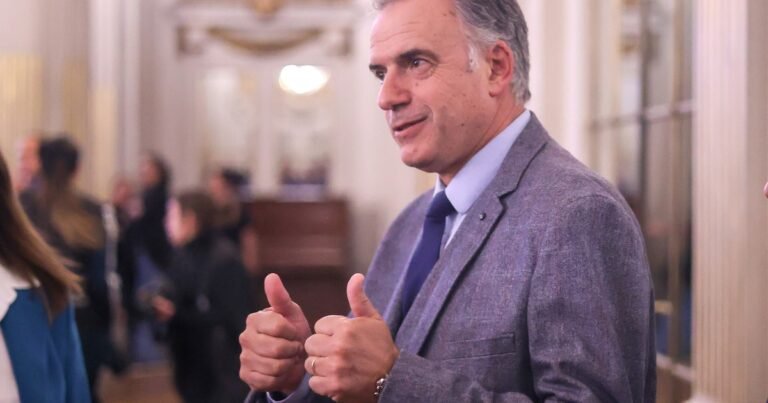 Escándalo en Uruguay con el presidente Yamandú Orsi por la compra de una camioneta de US$ 80.000: un llamativo descuento de US$ 25.000, dudas y su descargo