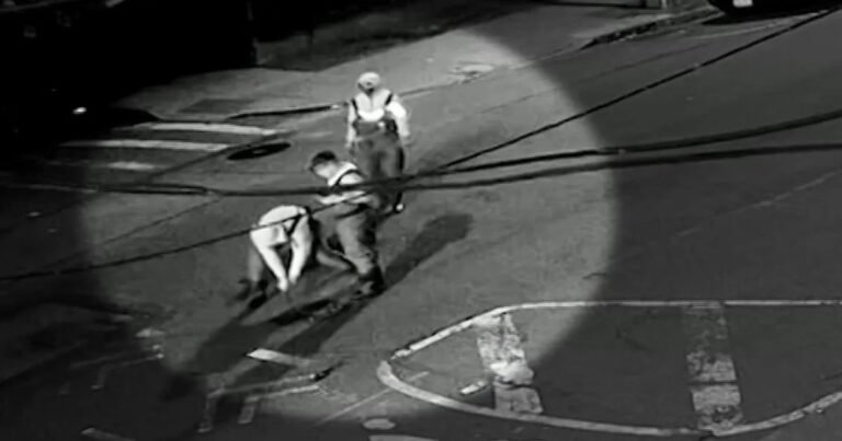 "Como las Tortugas Ninja" | La policía de Nueva York no da crédito a los misteriosos hombres que salen de las alcantarillas y advierten sobre el peligro extremo del sistema de drenaje