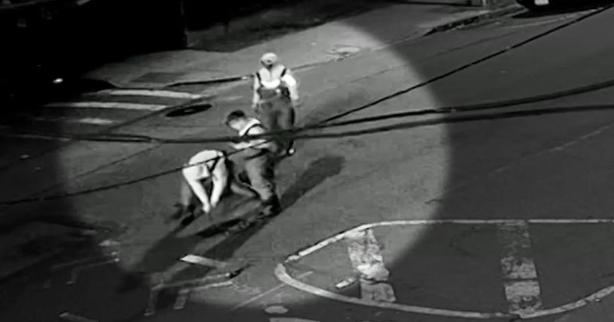 "Como las Tortugas Ninja" | La policía de Nueva York no da crédito a los misteriosos hombres que salen de las alcantarillas y advierten sobre el peligro extremo del sistema de drenaje