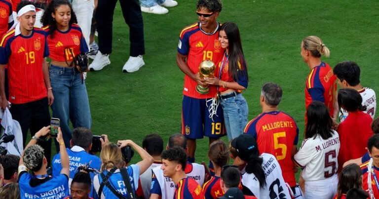 Lamine Yamal, el niño de oro hizo historia en el Mundial: posó con su novia, comió empanadas y abrazó a Messi