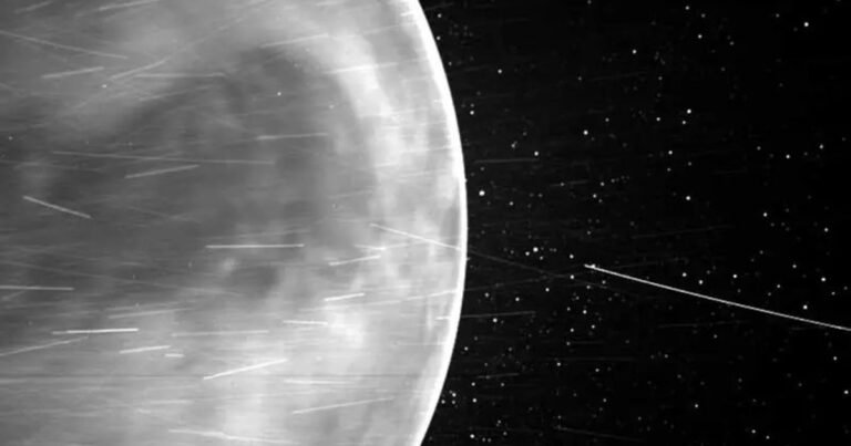 En 1982, la sonda soviética Venera 13 sobrevivió 127 minutos en Venus a una temperatura de aproximadamente 467 °C y una presión comparable a la de unos 900 metros bajo el agua, tiempo suficiente para enviar dos panoramas de roca basáltica bajo un cielo anaranjado