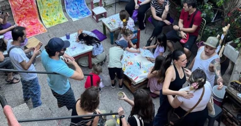 Soledad no deseada: cómo los centros culturales de barrio se convirtieron en refugios para volver a hacer amigos