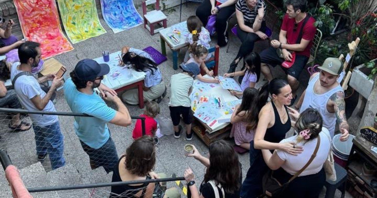 Soledad no deseada: cómo los centros culturales de barrio se convirtieron en refugios para volver a hacer amigos