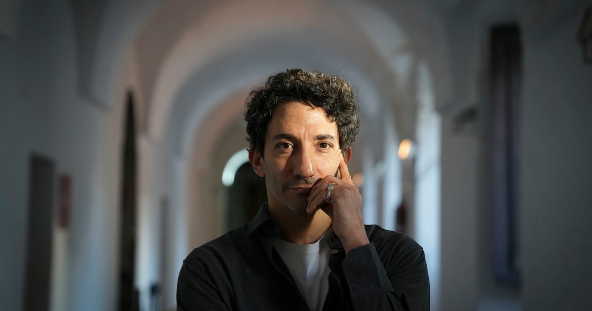 Juan Minujín trabajó con Angelina Jolie, pero todavía sueña con volver al teatro y a la ficción diaria
