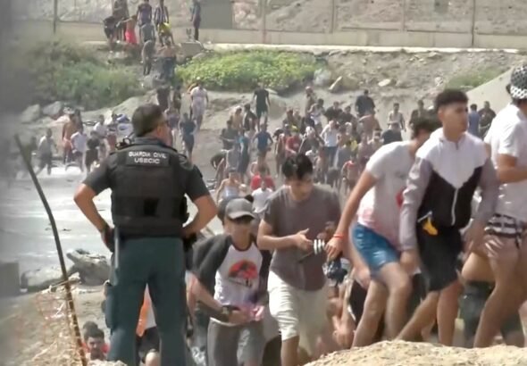 España envía al ejército al enclave español de Ceuta tras la entrada masiva de migrantes desde Marruecos