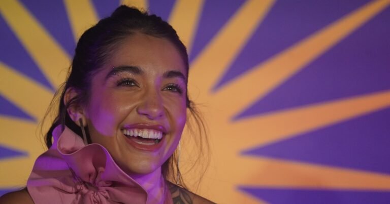 María Becerra cantará el Himno Nacional en la final del Mundial 2026: el increíble salto de la chica que se hizo famosa afeitándose el bigote en YouTube
