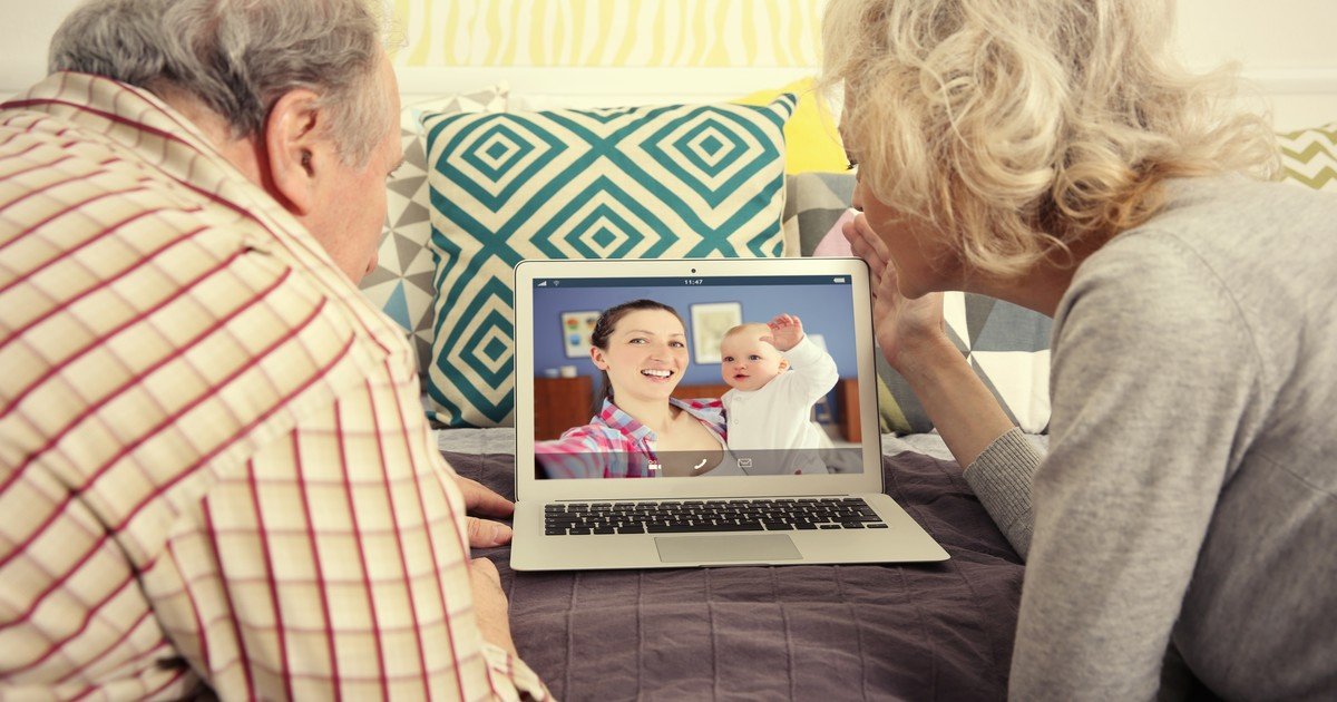 La psicología dice que toda una generación de padres está aprendiendo a ser abuelos a través de videollamadas, sosteniendo un teléfono frente a un bebé que reconocerá su rostro a la perfección, pero cuyo olor no reconocerá en absoluto