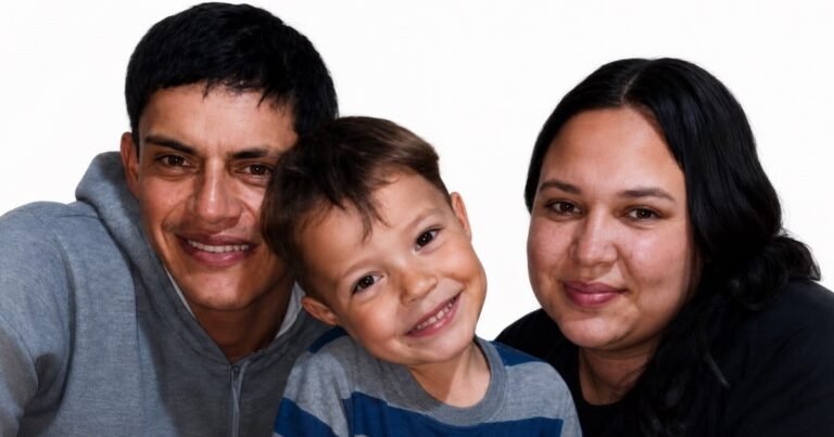 Una familia en moto chocó de frente con una Toyota Hilux en un camino de tierra: murieron los tres