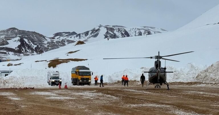 Por las fuertes nevadas, la mayor mina de oro del país suspendió su actividad y evacuó a sus empleados por helicóptero