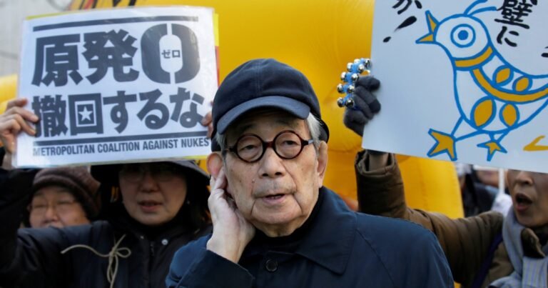 Kenzaburō Ōe, escritor japonés: "Incluso en la desesperación existe la posibilidad de comenzar de nuevo"