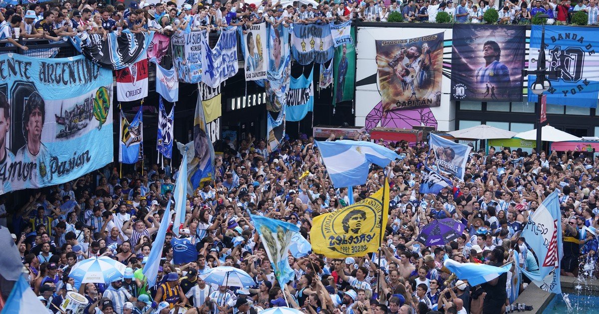 Banderazo argentino en Atlanta: hubo miles de personas y mucho color, pero también incidentes entre hinchas de San Lorenzo y Huracán